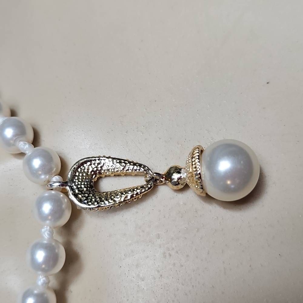 GOLDTONE FAUX PEARL NECKLACE WITH FAUX PEARL PENDANT - Picture 3 of 7